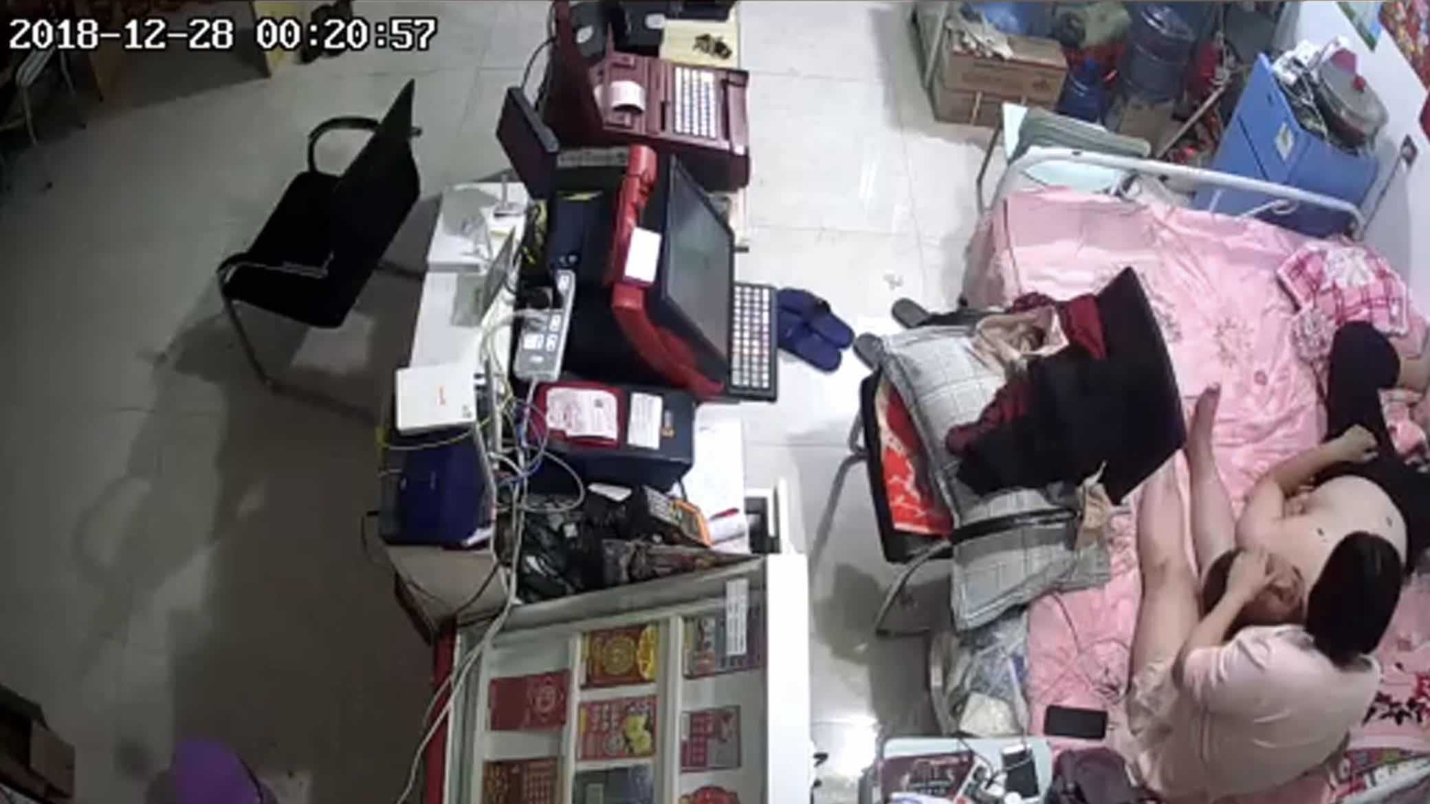 居家摄像头～一对情妇在店内激情啪啪